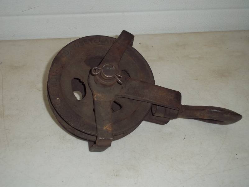 lot 21 image: Vintage large Chisolm pulley