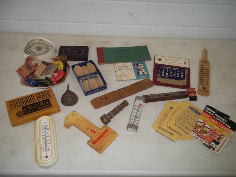 lot 27 image: Assortment of vintage collectibles