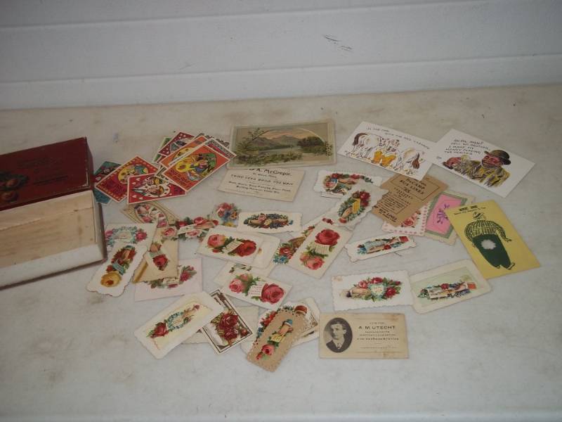 lot 28 image: 1900s Valentine gift tags, very rare, in a Funkes candy box