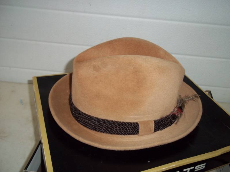 lot 30 image: Vintsge Dobbs stetson hat of 5th Avenue New York, with box, size 7  18