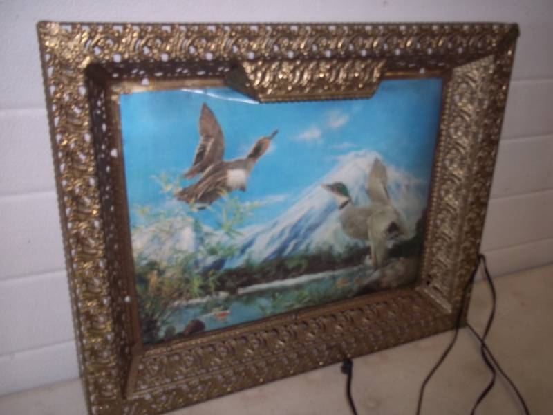 lot 34 image: Lighted 1960s wild life hologram picture 21 x 17