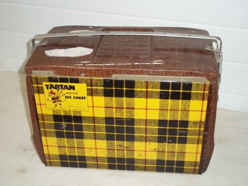 lot 49 image: 1950s Tartan ice chest