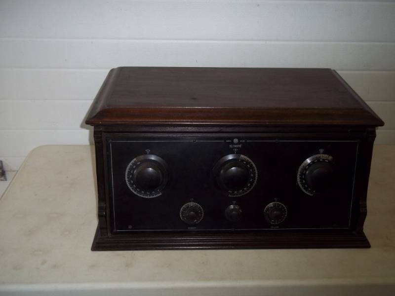 lot 52 image: Antique Neutrodyne radio, model #175-A, missing tubes