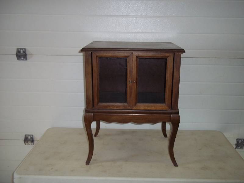 lot 57 image: Side table display cabinet, 24 x 19 x 15