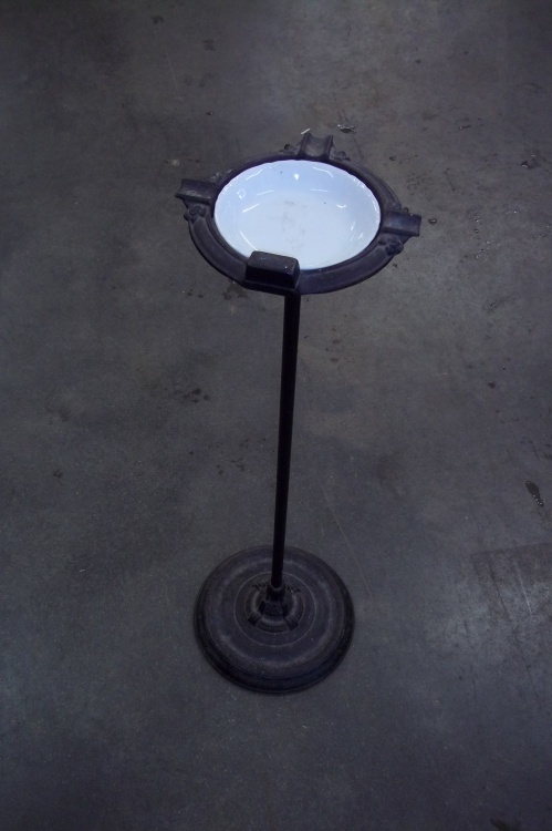 lot 78 image: Vintage cast iron standing ash tray