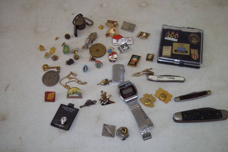 lot 81 image: Vintage pins, knives, and miscellanious jewelry