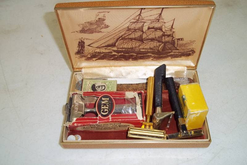 lot 88 image: Vintage razors
