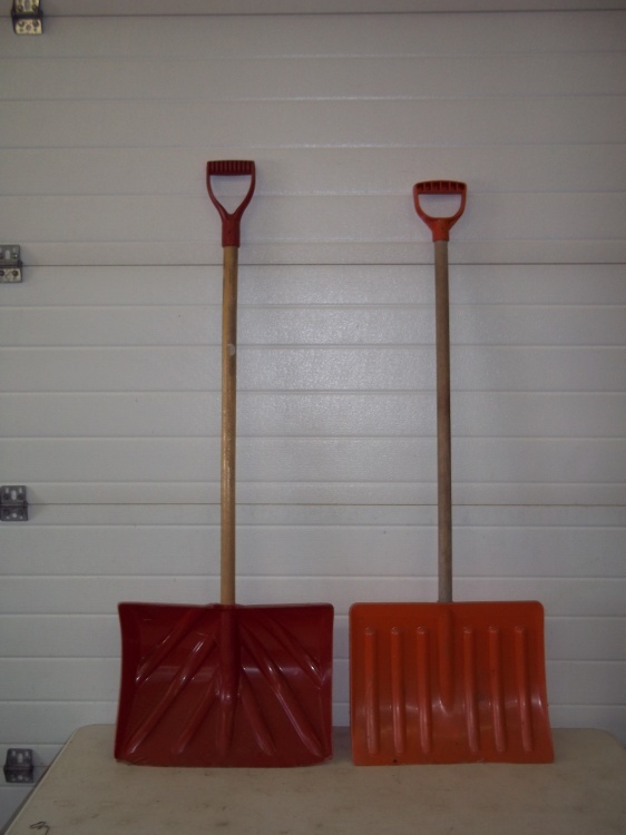 lot 107 image: 2 Plastic snow shovels