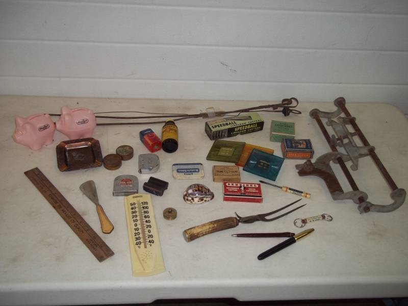 lot 114 image: Vintage miscellanious items, Hoppes gun oil, anlter handled cooking tool