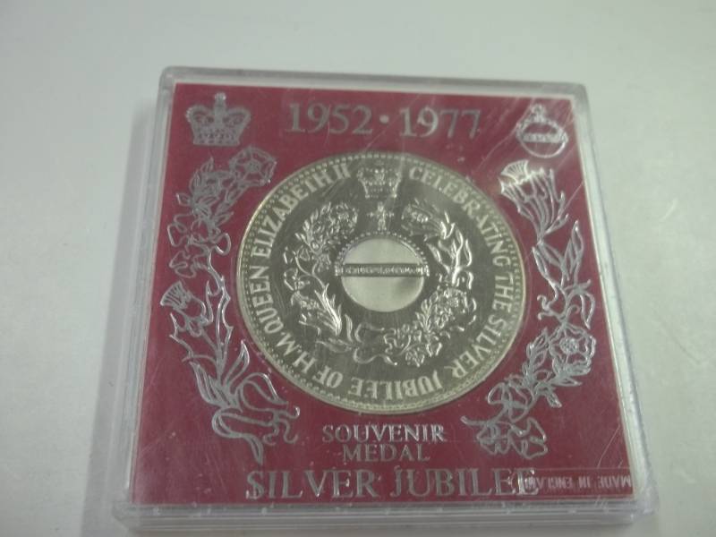 lot 130 image: 1952-1977 HM Queen Elizabeth Souvenir Medal Silver Jubilee