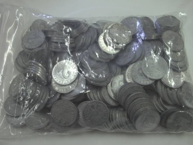 lot 137 image: Large pack of Austrian coins