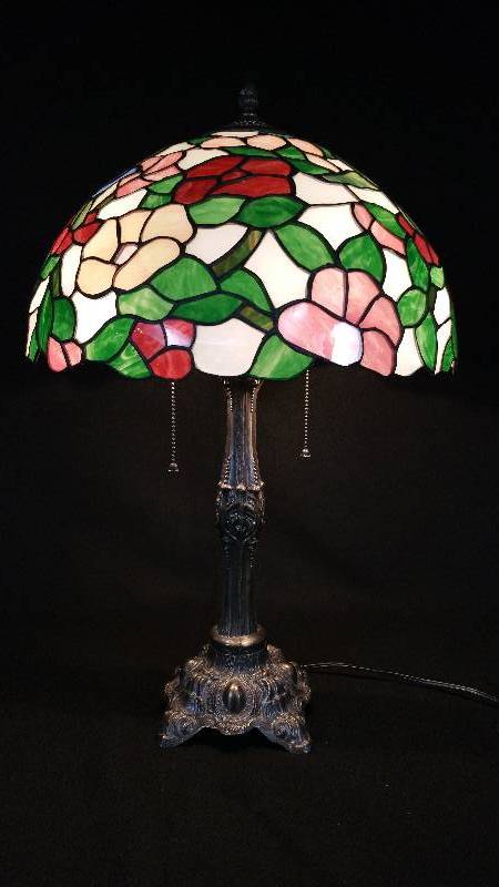 lot 5 image: Antique Styled Stained Glass Table Lamp