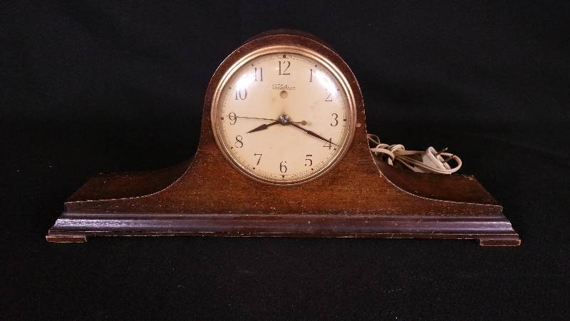 lot 17 image: Telechron Electric Mantle Clock