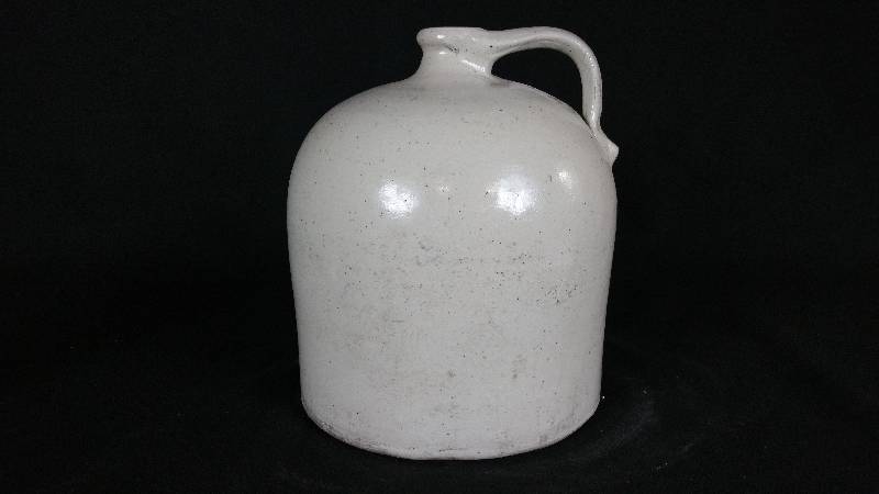 lot 22 image: Antique Should Jug Crock