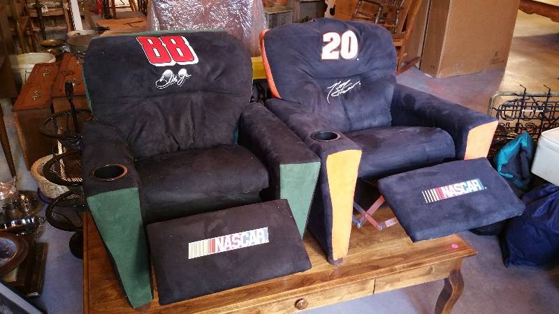 lot 39 image: Kids Nascar Recliners