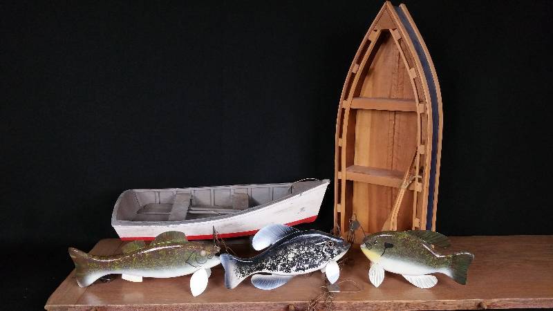 lot 57 image: Wood Boat & Fish Dcor