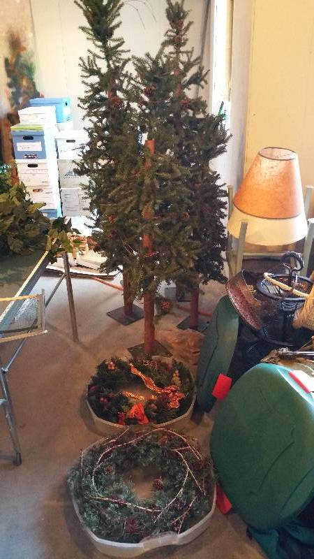 lot 77 image: Trees, Wreaths & Decorations