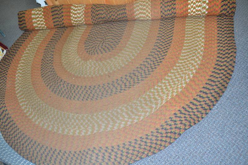lot 5 image: Area Rug