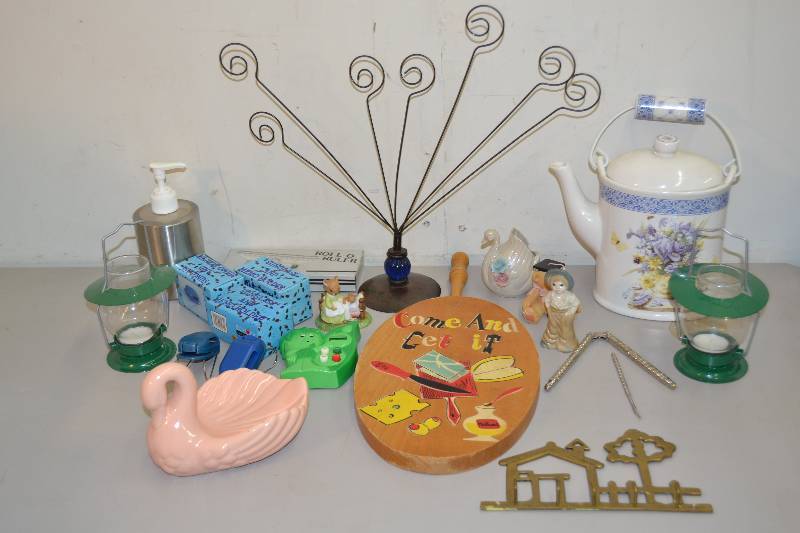 lot 13 image: Tea Pot, Figurines, Home Decor