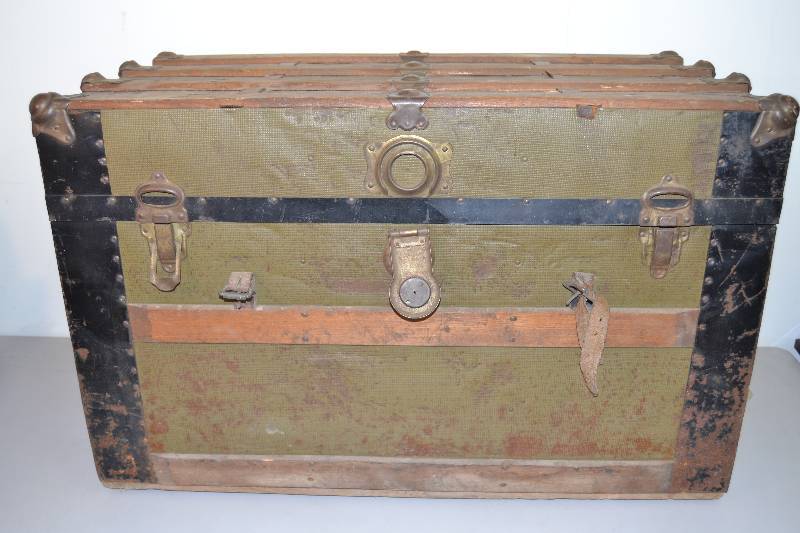 lot 16 image: Vintage Trunk