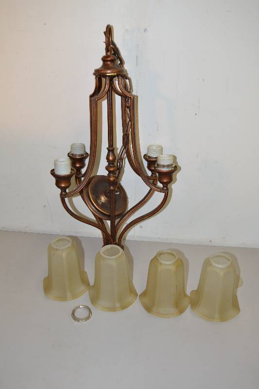 lot 20 image: Chandelier
