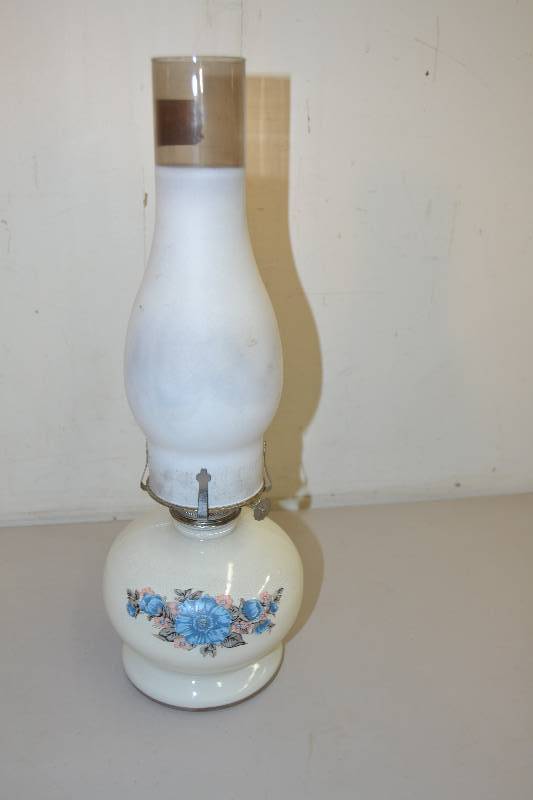 lot 22 image: Kerosene Lamp