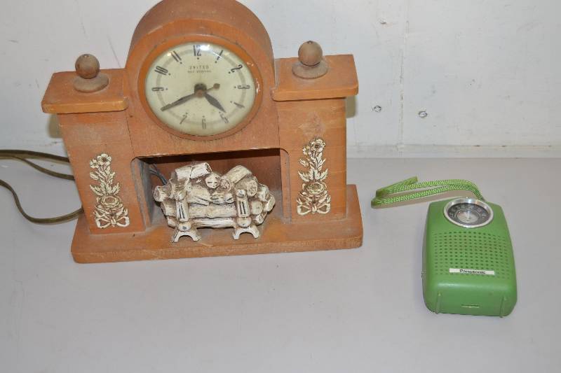 lot 28 image: Vintage Clock and Radio