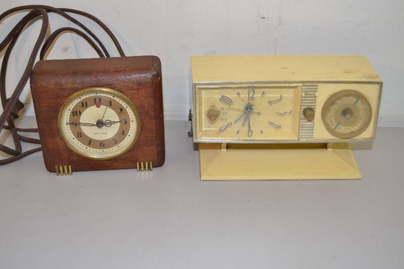 lot 29 image: Vintage Clock Radios