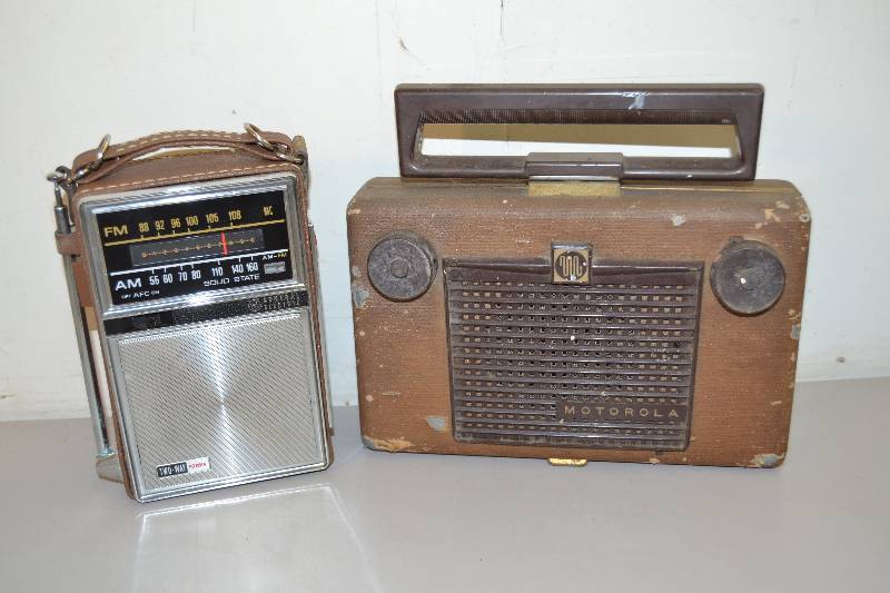 lot 30 image: Vintage Radios