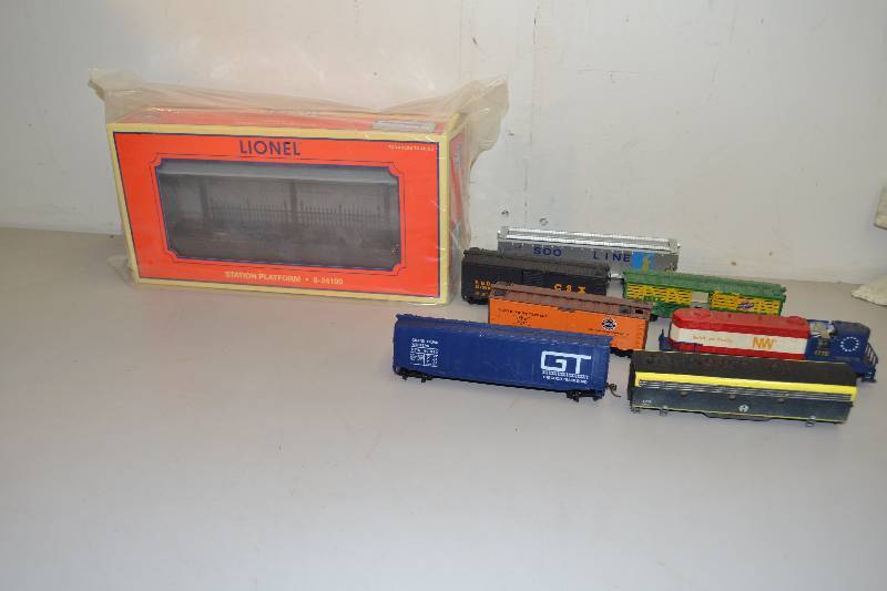 lot 35 image: Lionel Train Platform and Train Cars