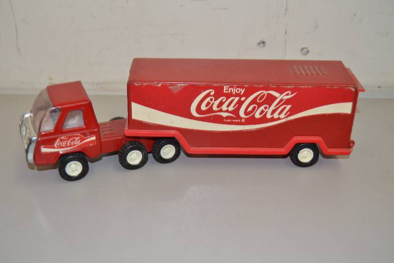 lot 39 image: Vintage Coca- Cola Semi-Truck