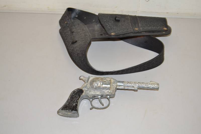 lot 43 image: Cowpoke Jr. Metal Cap Gun