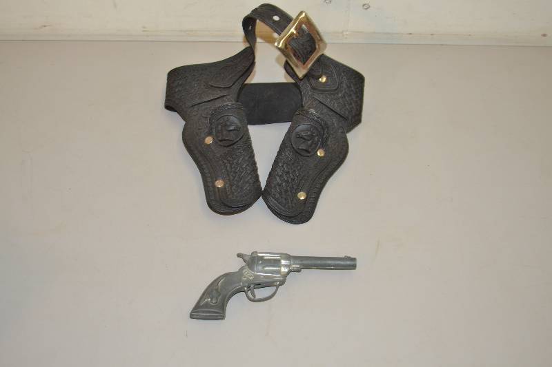 lot 44 image: Metal Toy Cap Gun