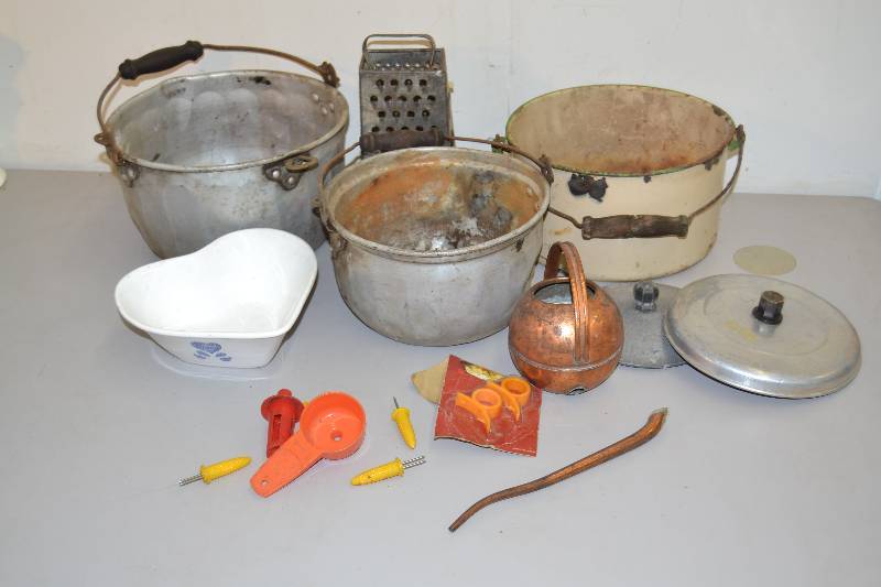 lot 66 image: Enamelware Pot, Kitchen Items
