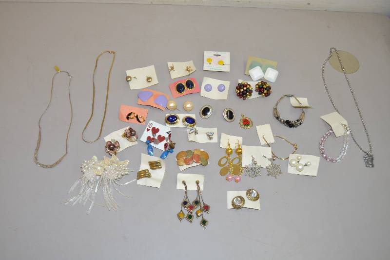 lot 89 image: Necklaces, Earrings, Bracelets