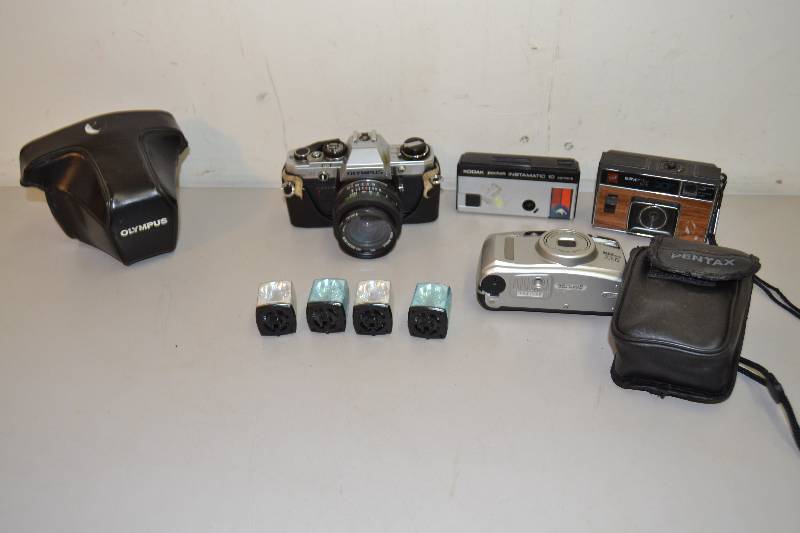 lot 98 image: Vintage Cameras