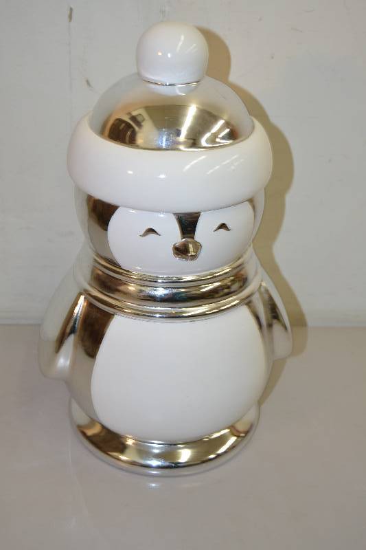 lot 100 image: Penguin Cookie Jar
