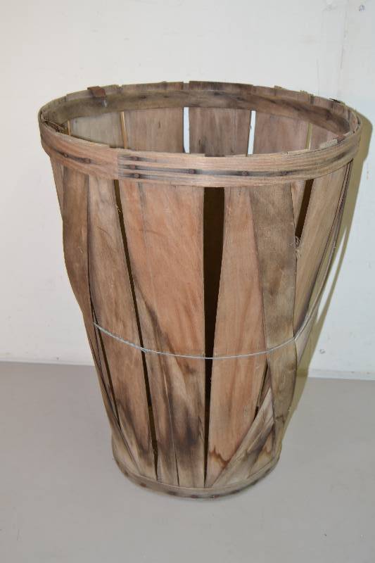 lot 102 image: Vintage Basket
