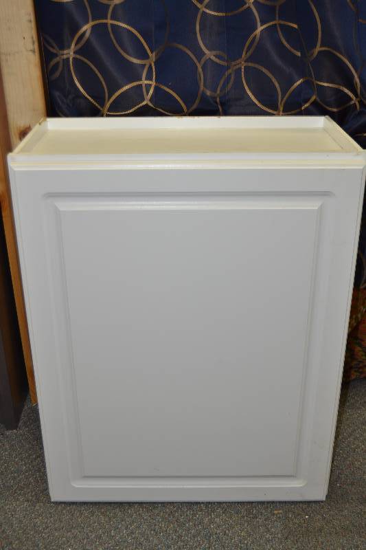 lot 103 image: White Cabinet
