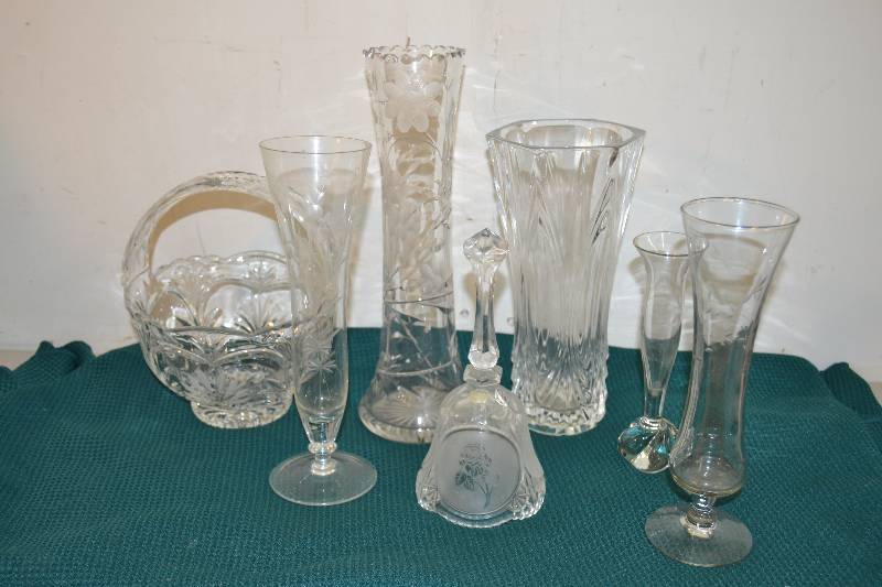 lot 118 image: Vases, Glassware