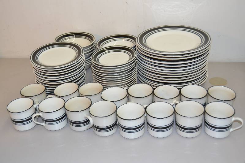 lot 136 image: Dishes Set