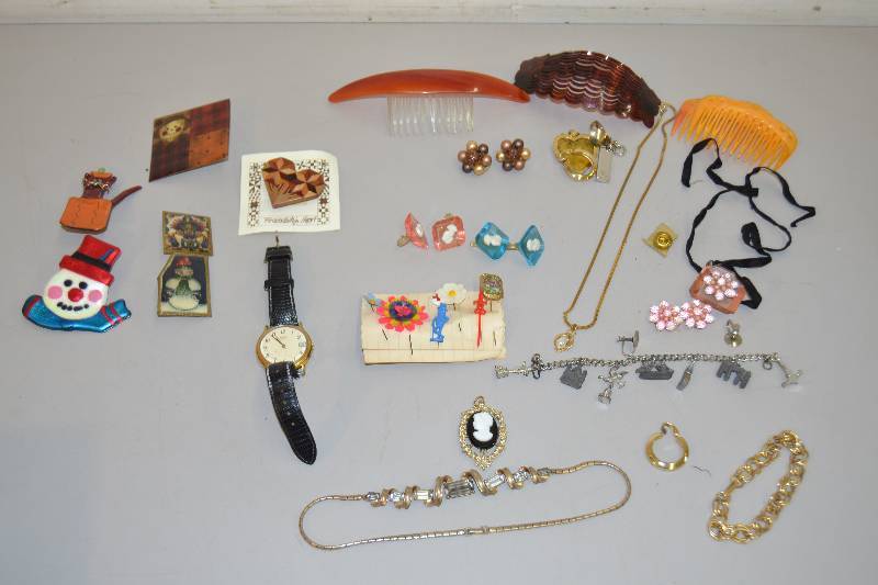 lot 137 image: Jewelry