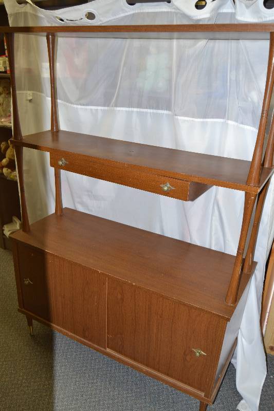lot 143 image: Modern 60s Room Divider