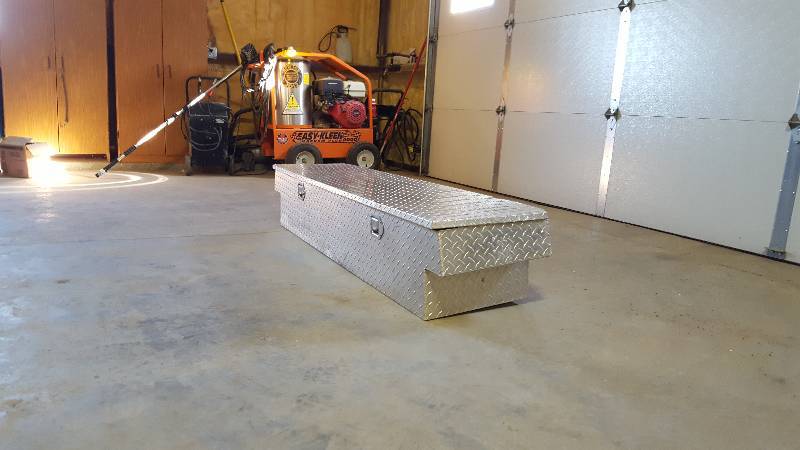 lot 13 image: diamond plate Toolbox for pickup -  Used