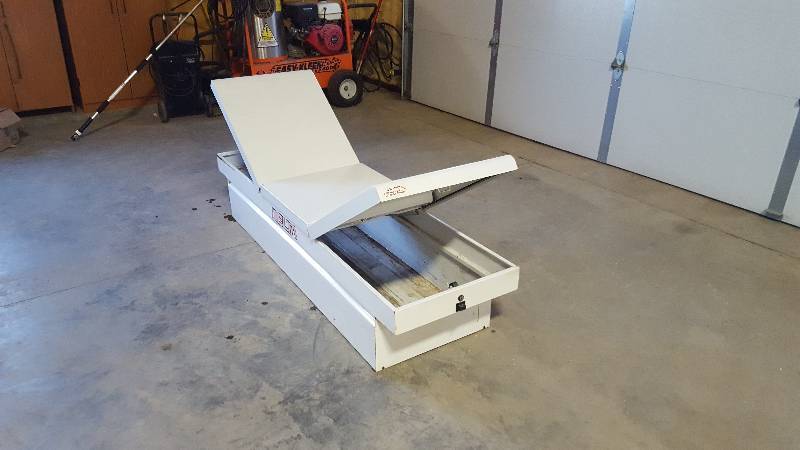 lot 14 image: Delta Pickup Tool box - Used