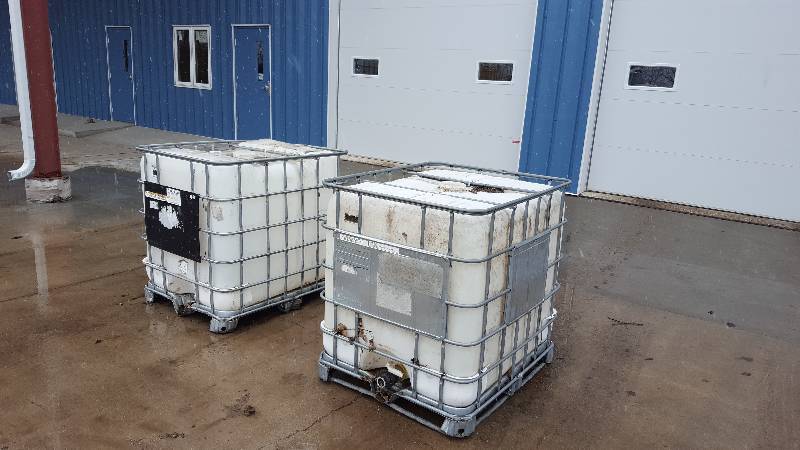 lot 17 image: 2 Used Empty 250 gallon Shuttle