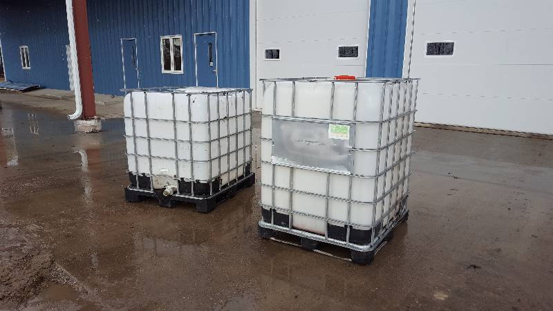 lot 21 image: 2 Used Empty 250 gallon Shuttle