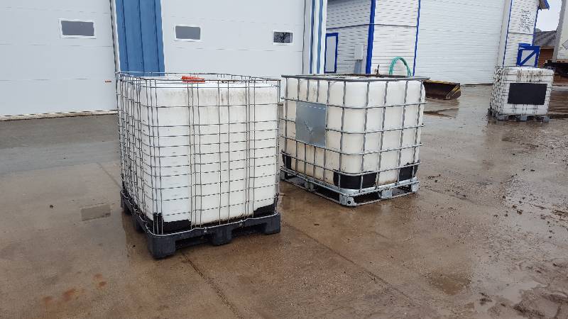 lot 26 image: 2 Used Empty 250 gallon Shuttle
