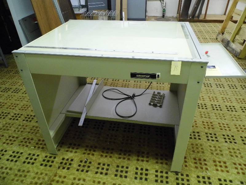 lot 18 image: Sandmar Light Table
