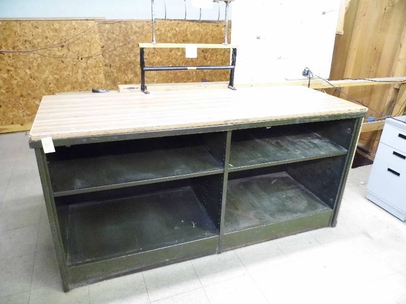 lot 38 image: Metal Table w Laminate Top